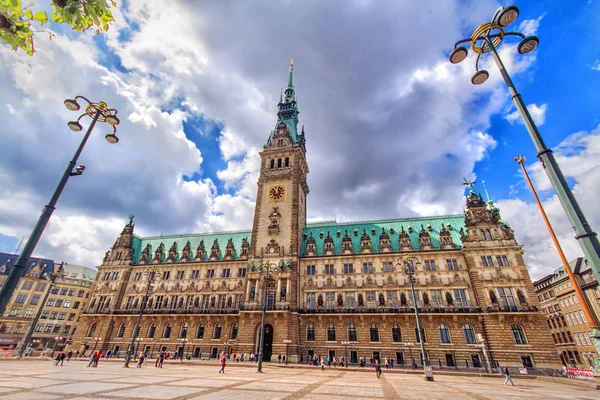 Vista exterior del ayuntamiento de Hamburgo — Foto de Stock