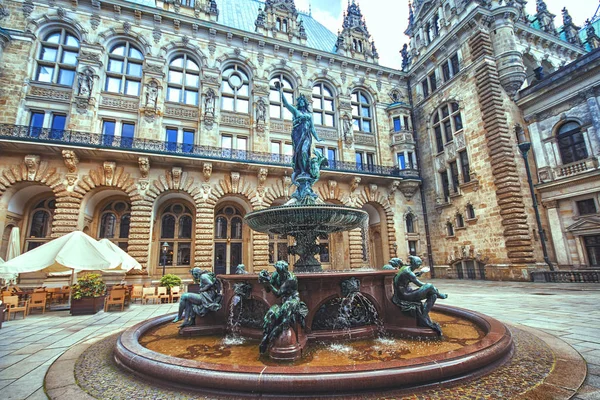 Buitenaanzicht van het stadhuis van Hamburg — Stockfoto