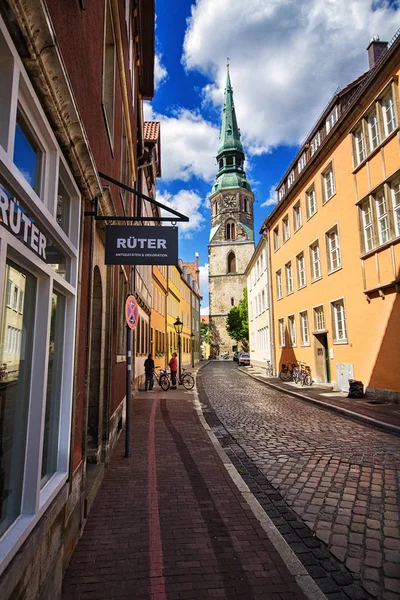 Вид на Крестовоздвиженскую церковь на Крестовоздвиженской улице в Старом городе, Германия — стоковое фото