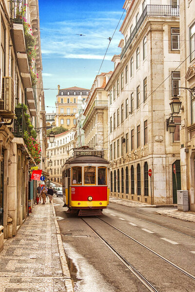 Винтажный трамвай в Лиссабоне
