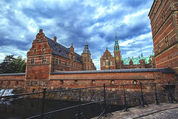 Vista del palacio de Frederiksborg, Dinamarca desde el puente . — Foto de Stock