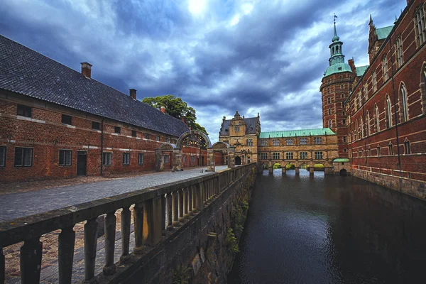 Замок Фредериксборг в Хиллероде, который был королевской резиденцией короля Кристиана IV, Дания — стоковое фото