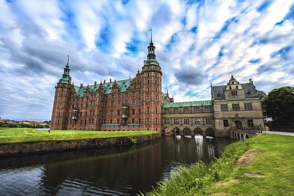 El castillo de Frederiksborg. Castillo de Frederiksborg, o más bien Palacio situado en Dinamarca . — Foto de Stock