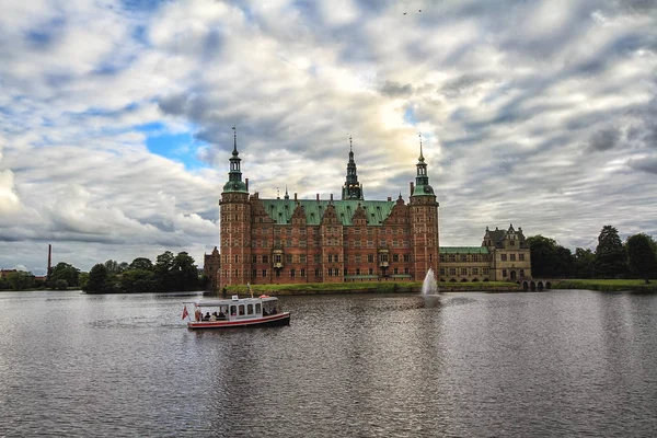 Turistler Frederiksborg Sarayı zevk teknede, Danimarka — Stok fotoğraf