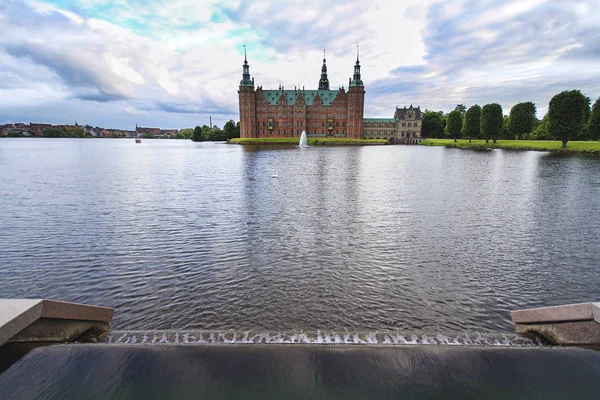 El castillo de Frederiksborg. Castillo de Frederiksborg, o más bien Palacio situado en Dinamarca . — Foto de Stock