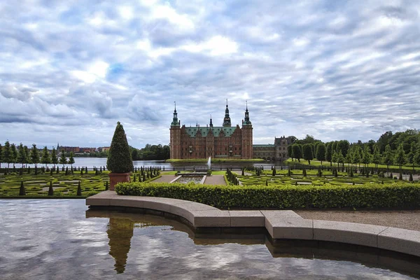 Il castello di Frederiksborg. Castello di Frederiksborg, o meglio Palazzo situato in Danimarca . — Foto Stock