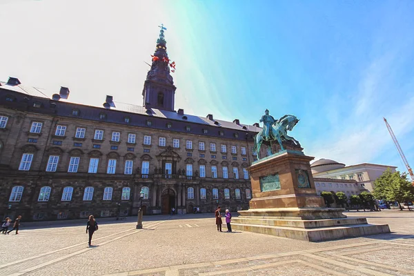 Estatua de Federico VII frente a Christiansborg en Copenhague — Foto de Stock