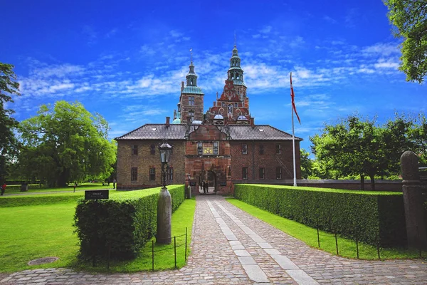 Замок Русенборг расположен в центре Копенгагена, Дания — стоковое фото