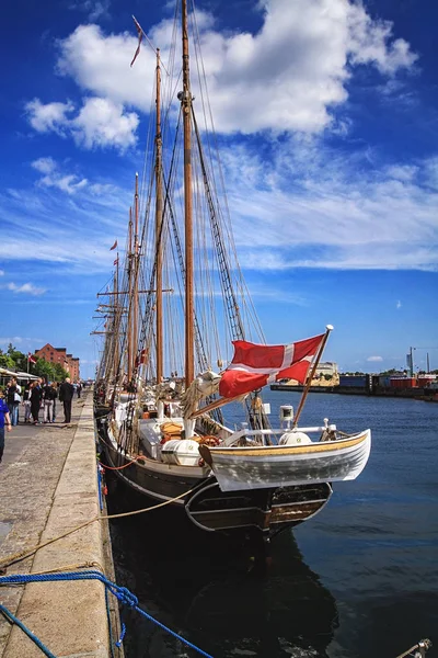 Wizerunek jacht zacumowany w porcie w Kopenhadze — Zdjęcie stockowe