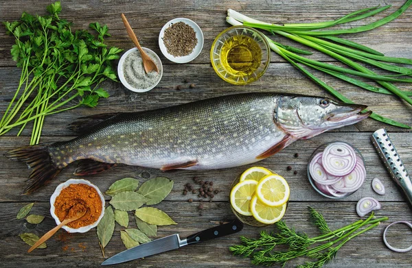 Limon, otlar, petrol ve baharatlar ile taze çiğ pike balık