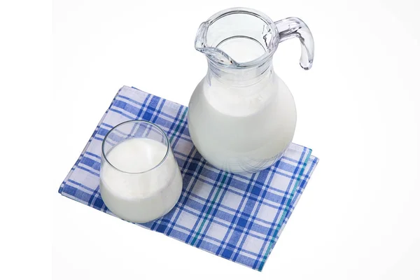 Brocca e bicchiere di latte isolato su bianco — Foto Stock