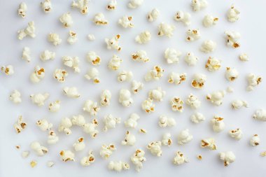 Beyaz arkaplanda patlamış mısır izole edildi