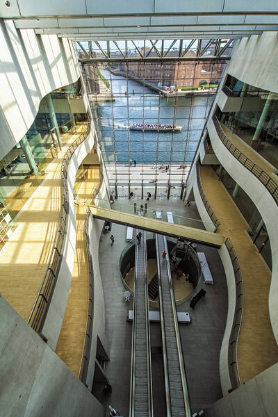 Интерьер Королевской библиотеки, также известной как Черный бриллиант в Копенгагене
