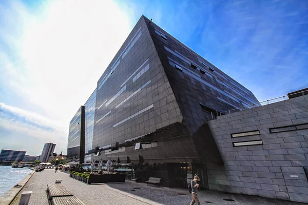 Embankment near The Black Diamond, The Copenhagen Royal Library — Stock Photo, Image