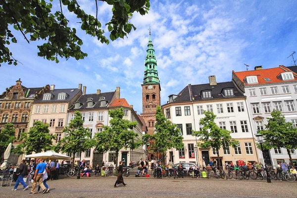 Plaza con la Iglesia de San Nicolás en Copenhague — Foto de Stock