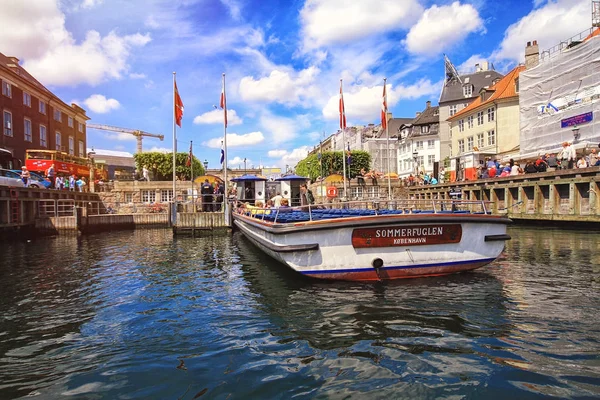 Maisons colorées dans la vieille ville de Copenhague avec des bateaux et des navires dans le canal en face d'eux — Photo