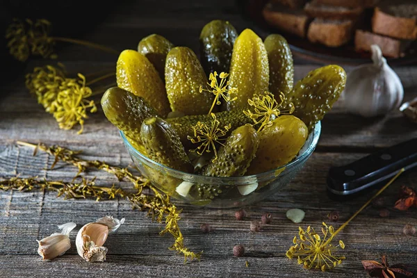 Bir kase rustik ahşap arka plan içinde ev yapımı salatalık