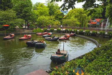 Tivoli Bahçeleri görünümünü Dragon Tekne Gölü ile akşam