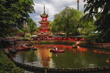 Çin pagoda ile Tivoli Bahçeleri ve akşam görmek