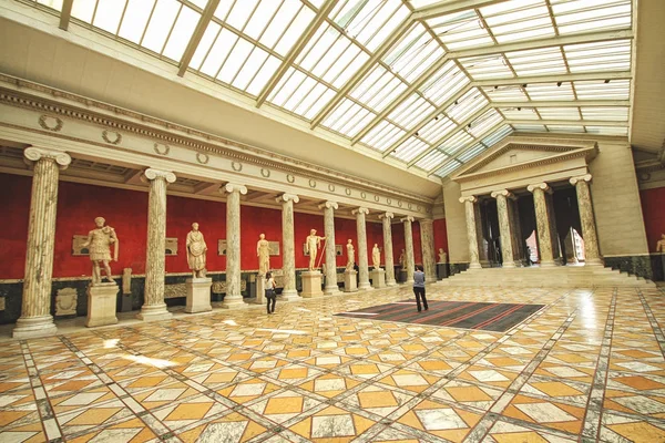 Конференц-зал с антикварной скульптурой, собранной Карлом Якобсеном — стоковое фото