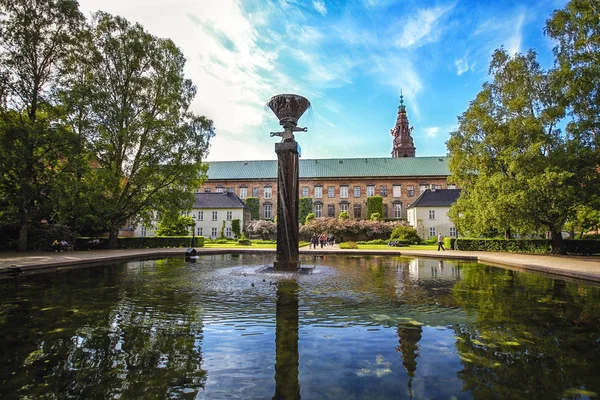 Jardines de la Biblioteca Real en Copenhague y estanque — Foto de Stock