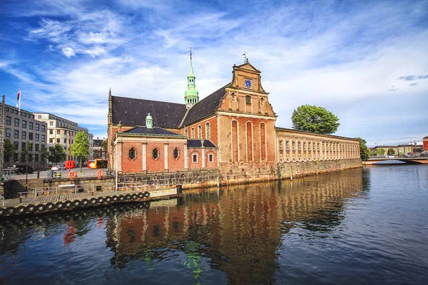 Церковь Голмен в Копенгагене летом — стоковое фото