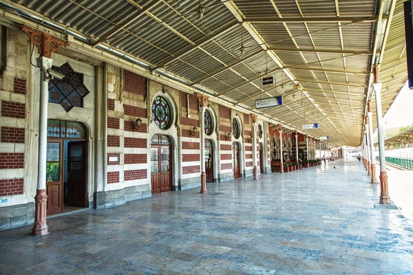 Eski platformda Sirkeci tren istasyonu, Istanbul, Türkiye