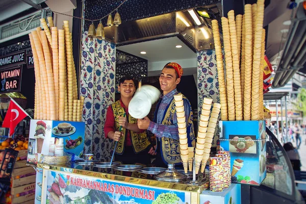 Продавцы мороженого Dondurma в Стамбуле — стоковое фото