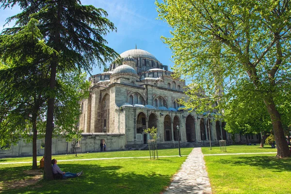 Jardim verde atrás da Mesquita Sehzade em Istambul — Fotografia de Stock