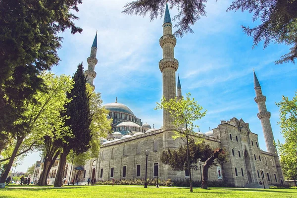 Exterior view of Suleymaniye Mosque through — Stock Photo, Image