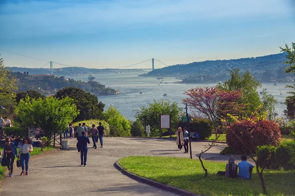 Gente caminando en el parque Otagtepe con hermosa vista del Bósforo — Foto de Stock