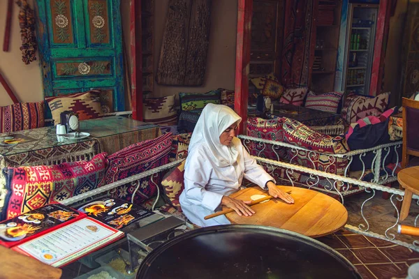 Femme turque roule la pâte pour préparer des pâtisseries turques traditionnelles — Photo