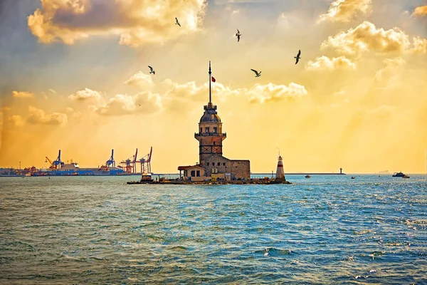 Tour des jeunes filles ou Kizkulesi - célèbres monuments historiques d'Istanbul, Turkye — Photo