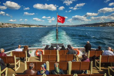 Teknede oturuyor ve boğaz seyahat insanlar