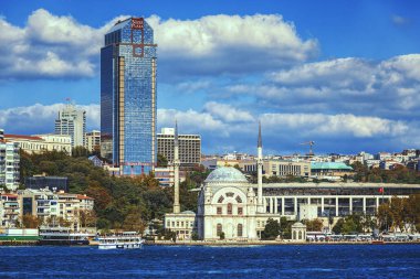 Boğaz'ın kıyısında Dolmabahçe Camii