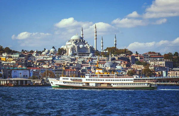 Vue sur la partie historique d'Istanbul avec ses mosquées et son remblai d'Eminonu — Photo