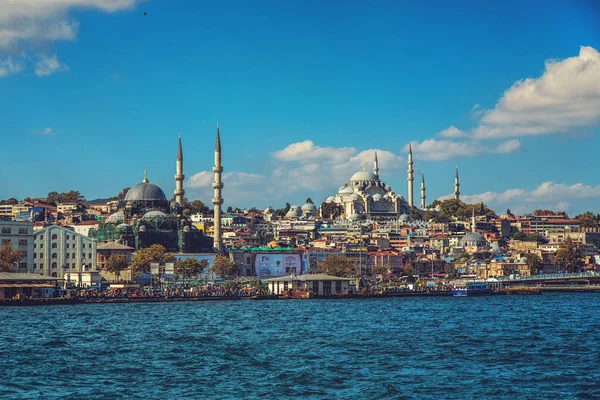 Blick auf den historischen Teil von Istanbul mit seinen Moscheen und dem eminonu Damm — Stockfoto