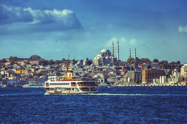 Vista de la parte histórica de Estambul con sus mezquitas y terraplén de Eminonu — Foto de Stock