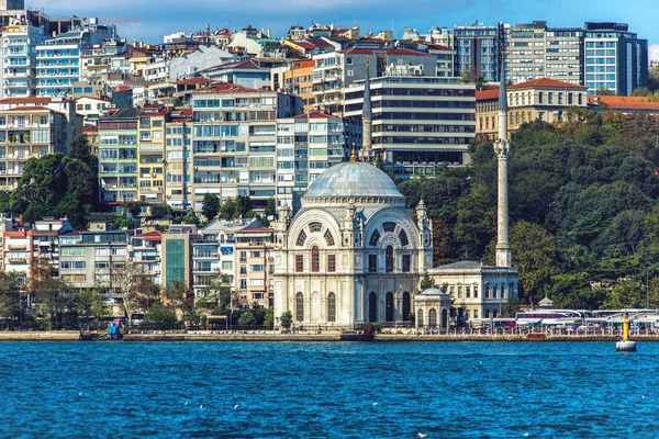 Mezquita Dolmabahce a orillas del Bósforo — Foto de Stock