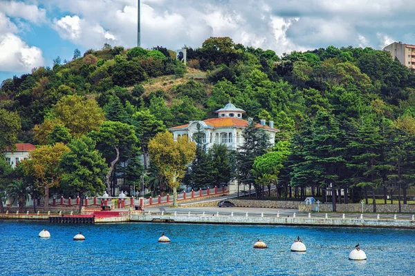 Vackra trä herrgård på asiatiska sidan av Istanbul — Stockfoto
