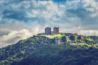 Yok edilen Yoros kalesi kalıntıları