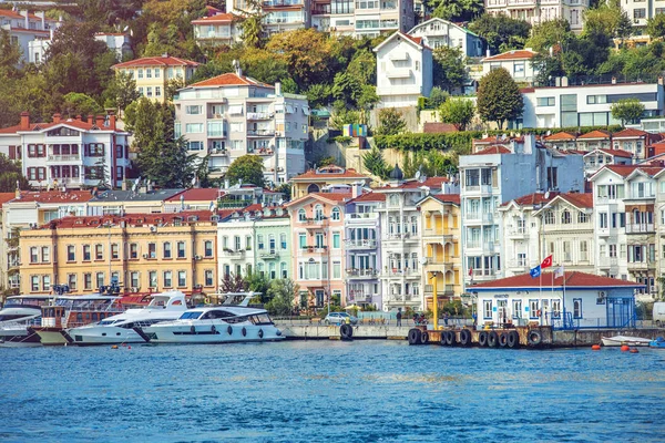 Güzel ahşap binalar şehrin Bosphorus by dizilmiş Arnavutkoy alanı içinde