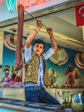 Genç dondurma dondurma satıcılar