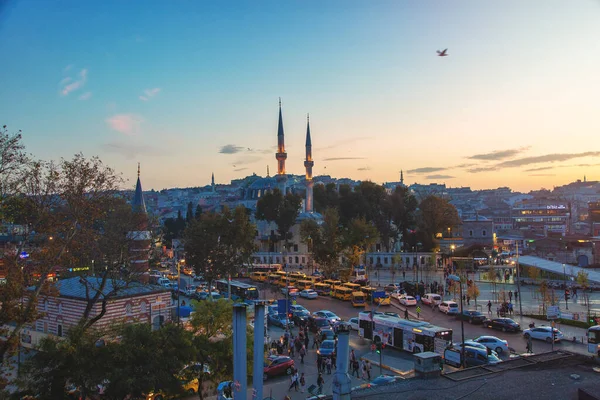 Luftaufnahme des abendlichen Istanbul von der asiatischen Seite des Bezirks Uskudar — Stockfoto