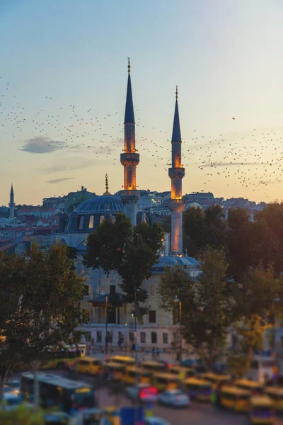 Atik validar mesquita à noite Istambul no lado asiático distrito de Uskudar — Fotografia de Stock