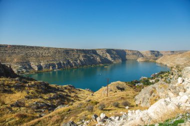 Sanliurfa 'daki Evfrat nehrinin eski kasaba manzarası.