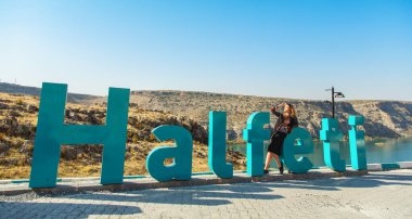 Türkiye 'nin Sanliurfa ilinde Evftrat nehri manzaralı eski bir kasaba