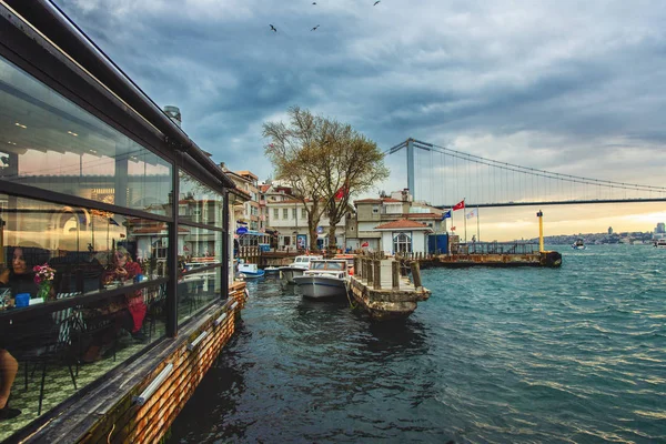 Embankment en el distrito de Berlerbeyi con una gran vista sobre el Bósforo — Foto de Stock