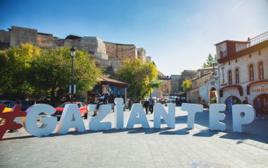 Gaziantep ve Kale logosu Gaziantep şehrinde arka plan görünümünde