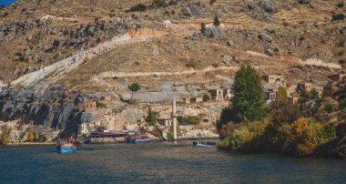 Sanliurfa ilinde batık camili olan Halfeti Köyü